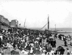 Busy-Day-on-th-beach-at-Carlisle-Parade-Hastings-c1905
